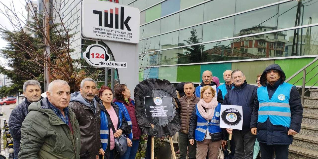 Emekliler TÜİK önüne siyah çelenk bıraktı