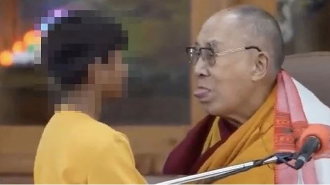 Tibet'in ruhani lideri Dalay Lama, bir çocuğu dudağından öptü, sonra da dilini emmesini istedi... Görüntüler infial yarattı