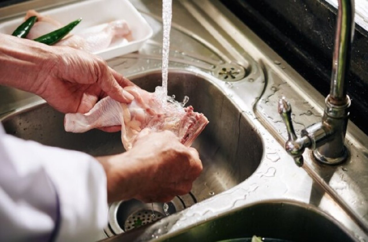Çiğ et yıkanır mı? Eğer çiğ eti yıkamak gibi bir alışkanlığınız varsa  çarpraz bulaşmayı da göze alıyorsunuz demektir