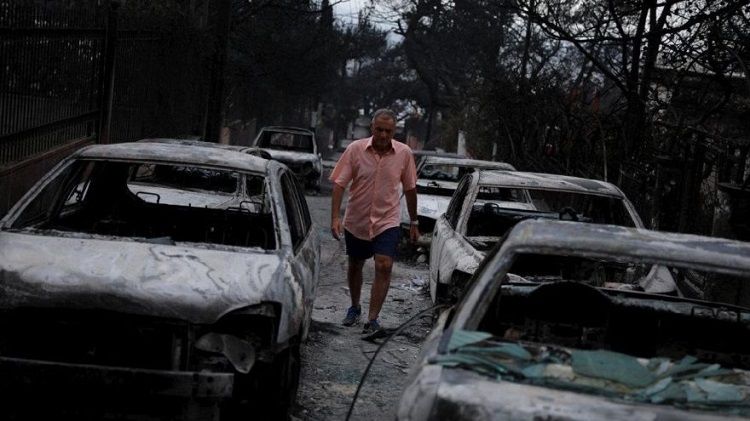 Dünya alev alev yanan Yunanistan için tek yürek oldu... Ölü sayısı 74'e çıktı