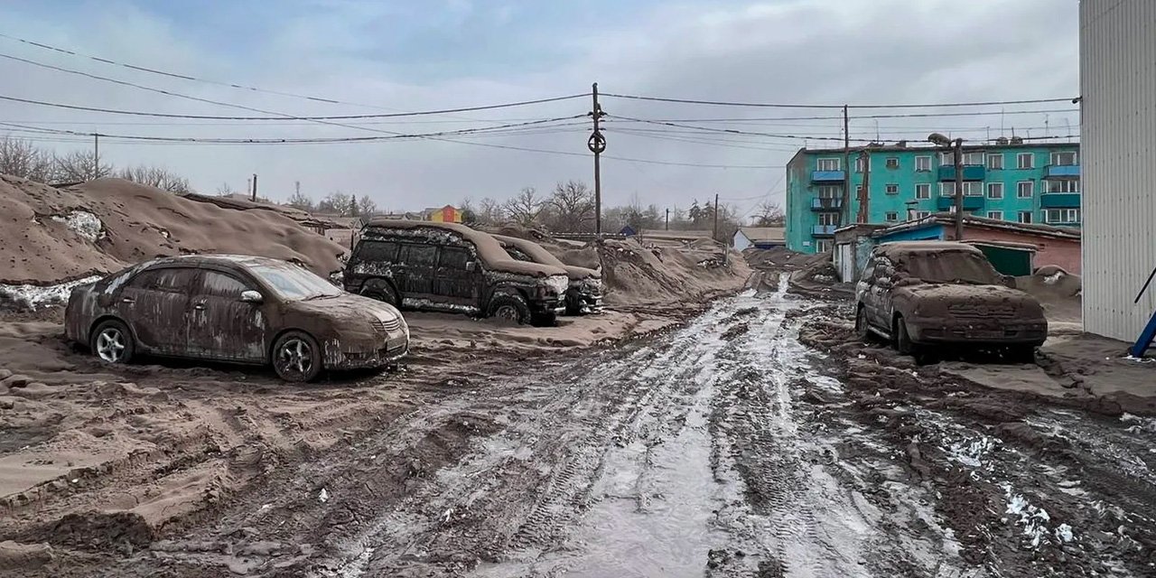 Rusya'da yanardağ patladı, köyler külle kaplandı