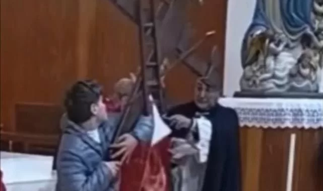 Haç ağır gelince papazın kafasına böyle düşürdü