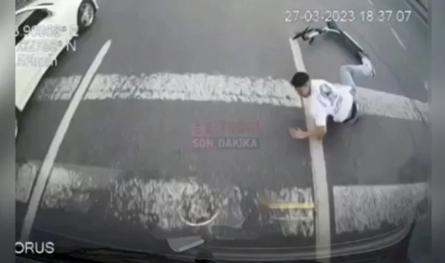 Scooterla akan trafikte düşen genç, şoförün refleksi sayesinde böyle kurtuldu