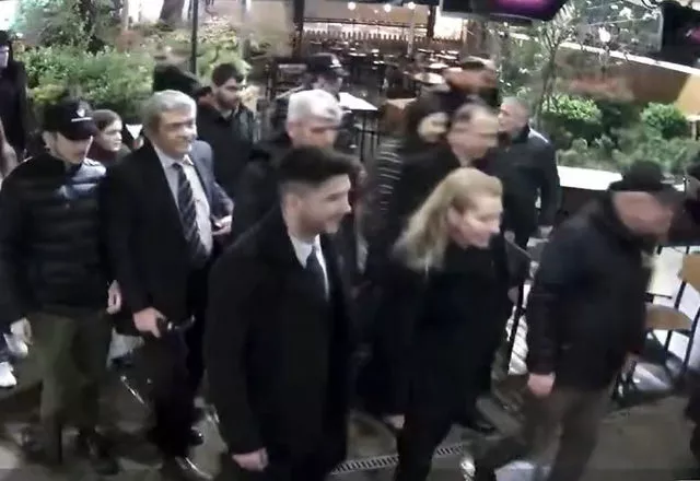 Çengelköy'deki ‘Tarihi Çınaraltı’nda Zafer Partisi gerginliği! Ümit Özdağ’ın mekana giriş görüntülerini yayınladılar…