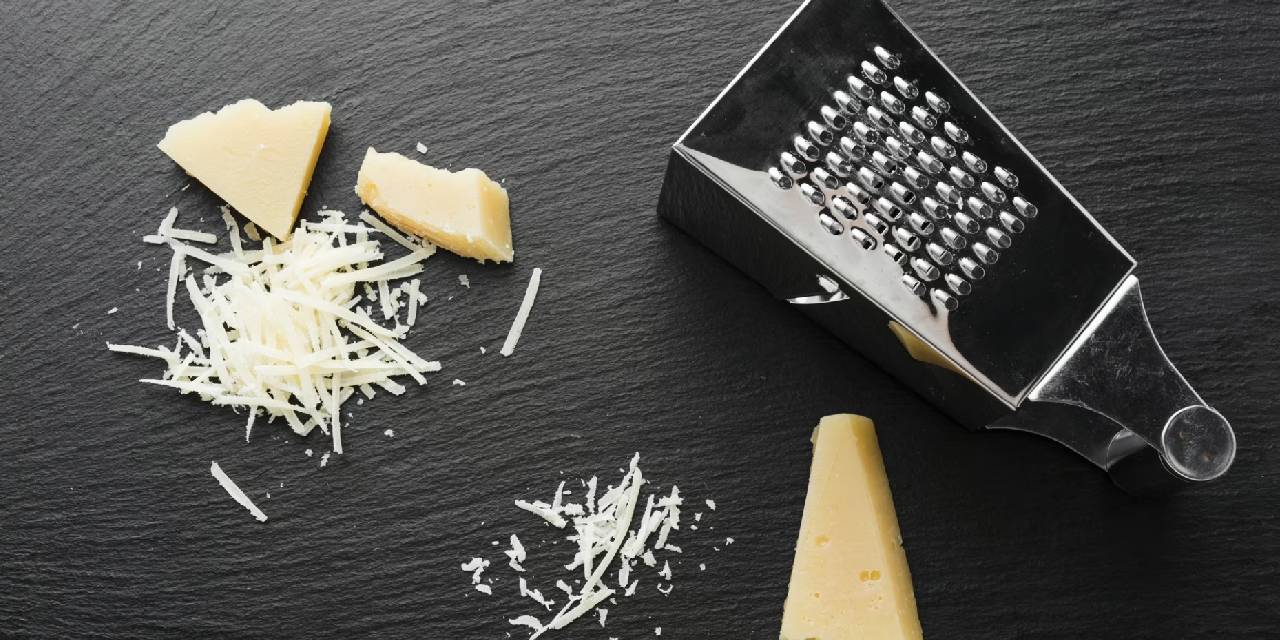 Kaşar peyniri rendelemenin zorluklarına son verebilirsiniz. Kaşar peyniri neden parçalanır, rendelemenin püf noktaları neler?
