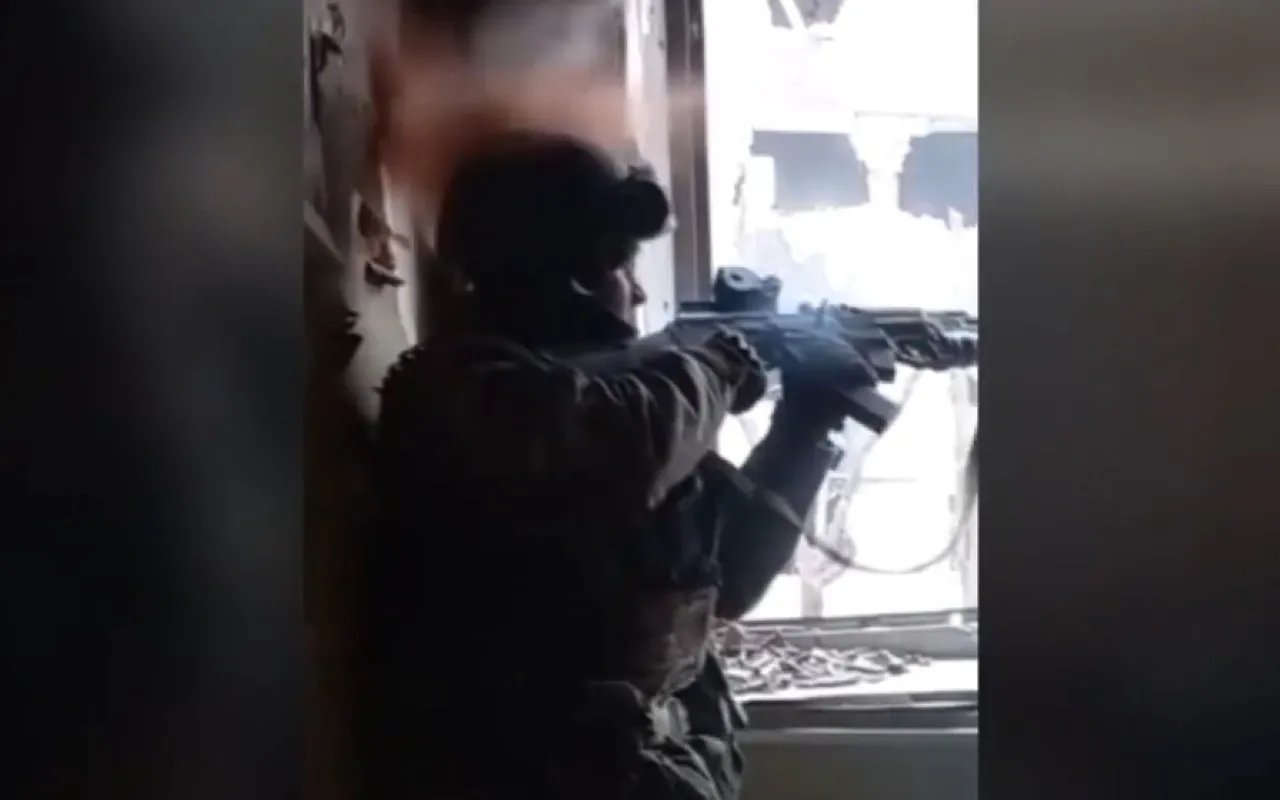 Ukraynalı askerin Rus keskin nişancının mermisinden kıl payı kurtulduğu anlar...