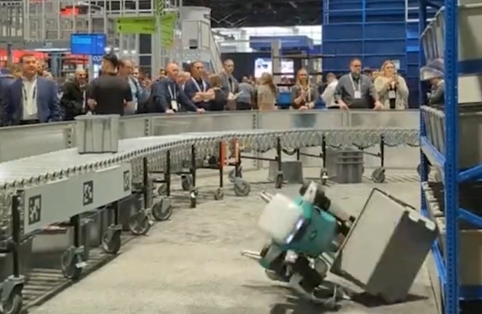 Yoğun tempoda 'çalışan' robotun yere yığıldığı anlar sosyal medyada viral oldu