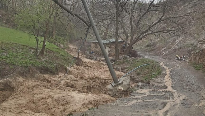 Hakkari'de sağanak, bazı ilçelerde taşkınlara neden oldu...