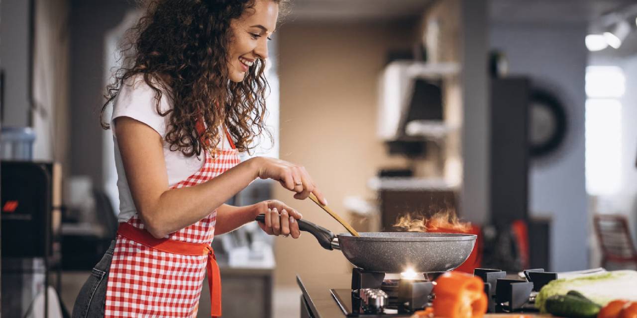 Mutfak temizliğinde 3 adım... Kızartma sonrası temizlik başınıza dert açmayacak. Yağlar ve kokuyu anında yok edin!