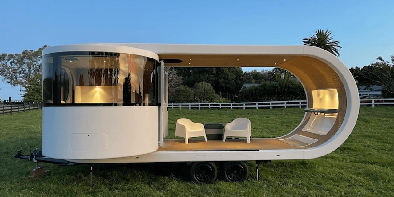 Son Teknolojiyle Hazırlanan Şık ve Fütürist, Gövdesi Dönünce Verandası Açılan Karavan