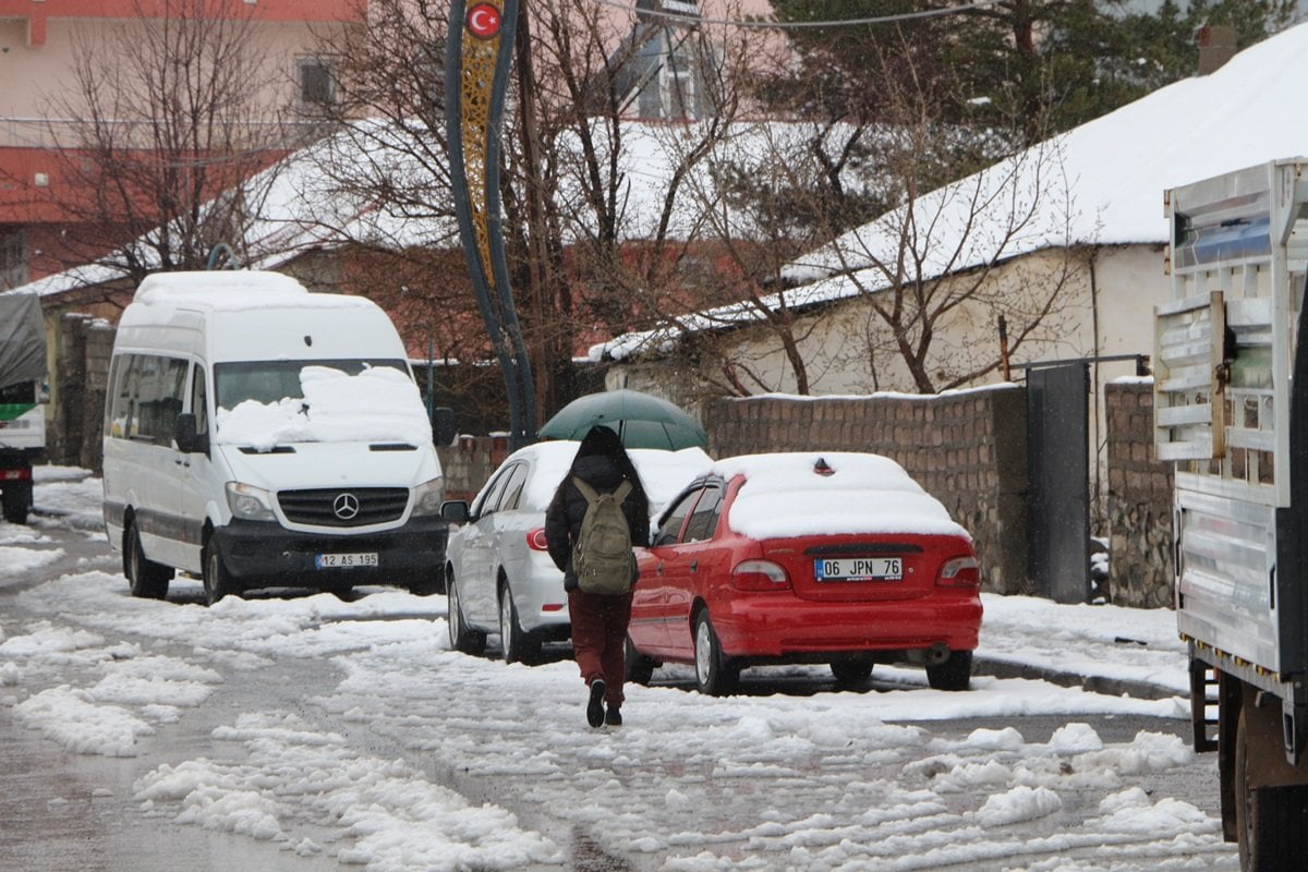 Her yer beyaza büründü: 'Baharı bekliyorduk, kış geldi'