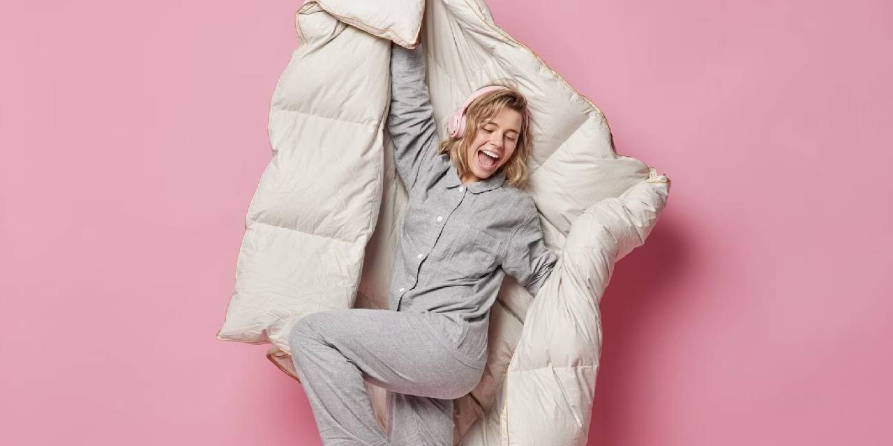 Pijama ile uyuyanlar dikkat! Sağlıklı ve rahat bir uyku için pijamadan uzak durmalısınız. Peki uyurken ne giymeli?