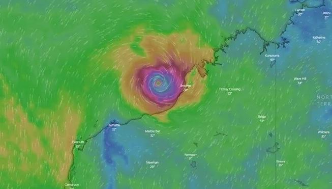 Saatte 285 kilometre hızla vurması beklenen kasırga karaya doğru yaklaşıyor...