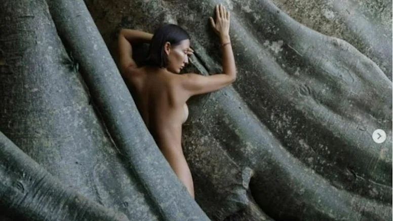 Kutsal ağaç önünde çıplak poz veren kadın tutuklandı