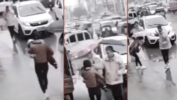 Yağmurda ıslanan anne ve çocuğu görüp şemsiyesini verdi