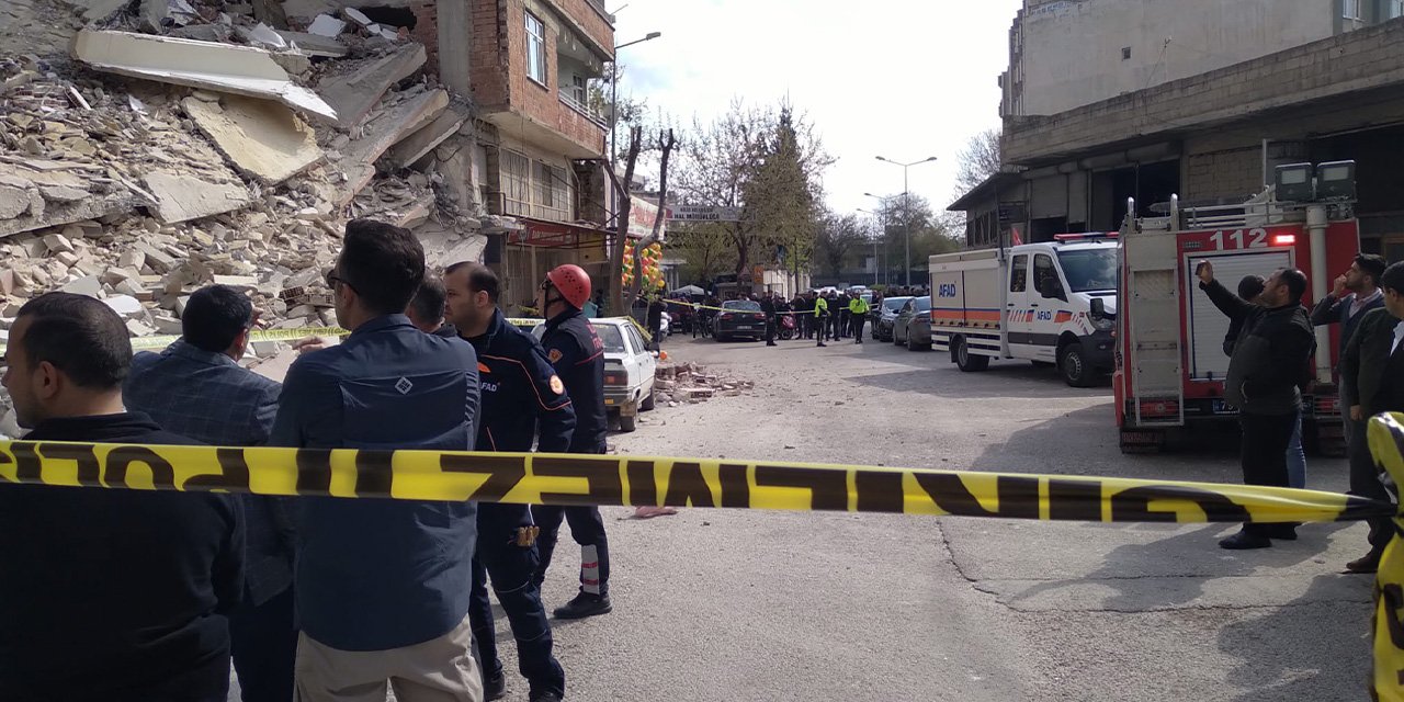 Kilis'te 6 katlı ağır hasarlı bina çöktü