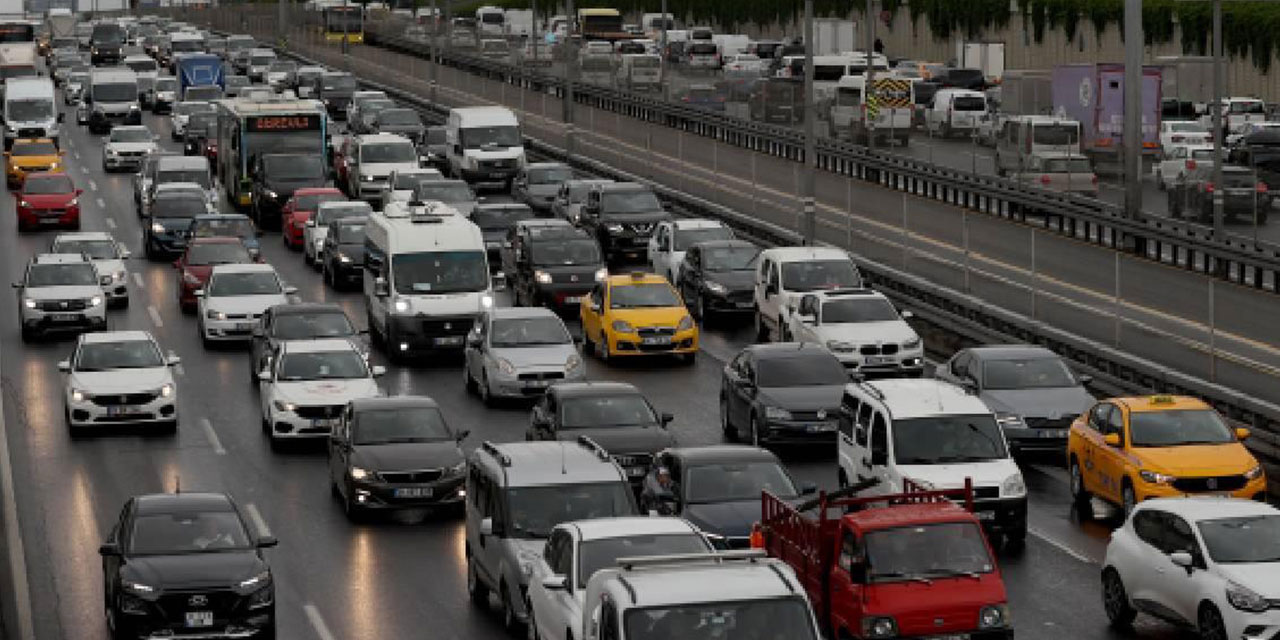 İstanbul'da trafik kilit! Adım adım ilerliyor