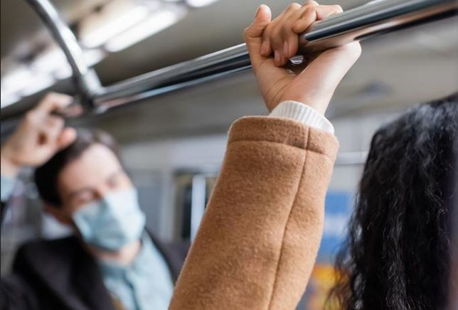 Metroda oturamayan, ayakta durmaktan bacaklarına kara sular inen adam sonunda bunu yaptı