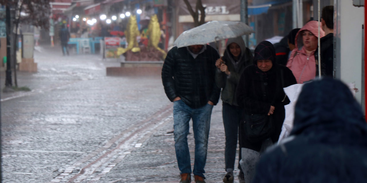 Meteoroloji uyarmıştı! Edirne'de yağmur ve dolu yağdı, maç ertelendi