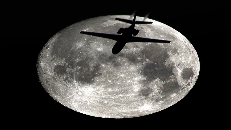 Yolcu uçağı ile dolunay aynı karede