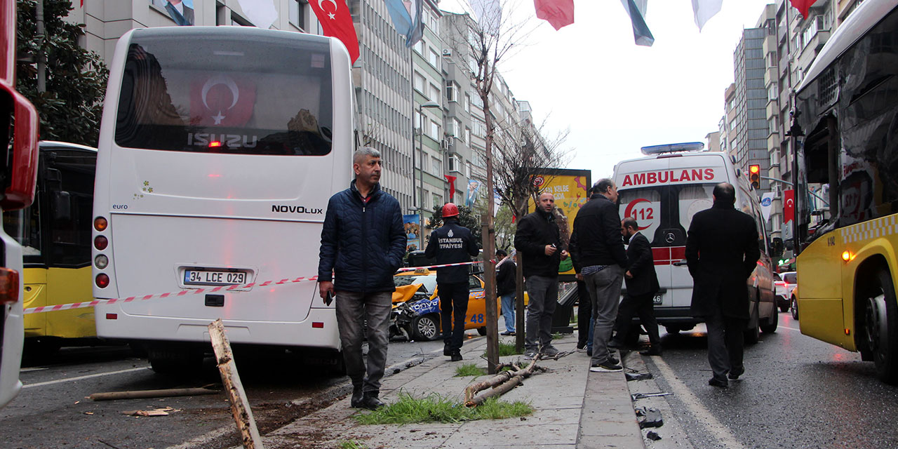 İETT otobüsleri ve taksiye çarptı, ortalık savaş alanına döndü! İstanbul'un göbeğinde yol kapandı