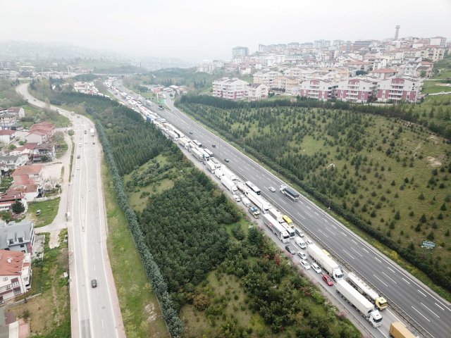 TEM'de trafiği kilitleyen kaza: İstanbul yönü kapandı