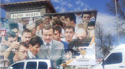 Atatürk'ün üssüne saygısızlık... Kurtuluş Savaşı Müzesi'ne AKP afişi giydirdiler