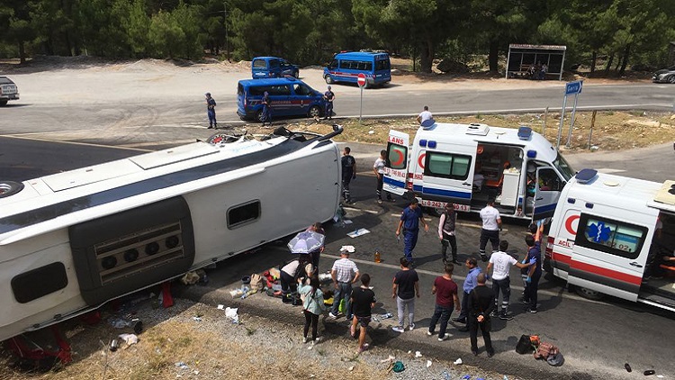 Tur otobüsü otomobille çarpıştı: 2 ölü 30 yaralı
