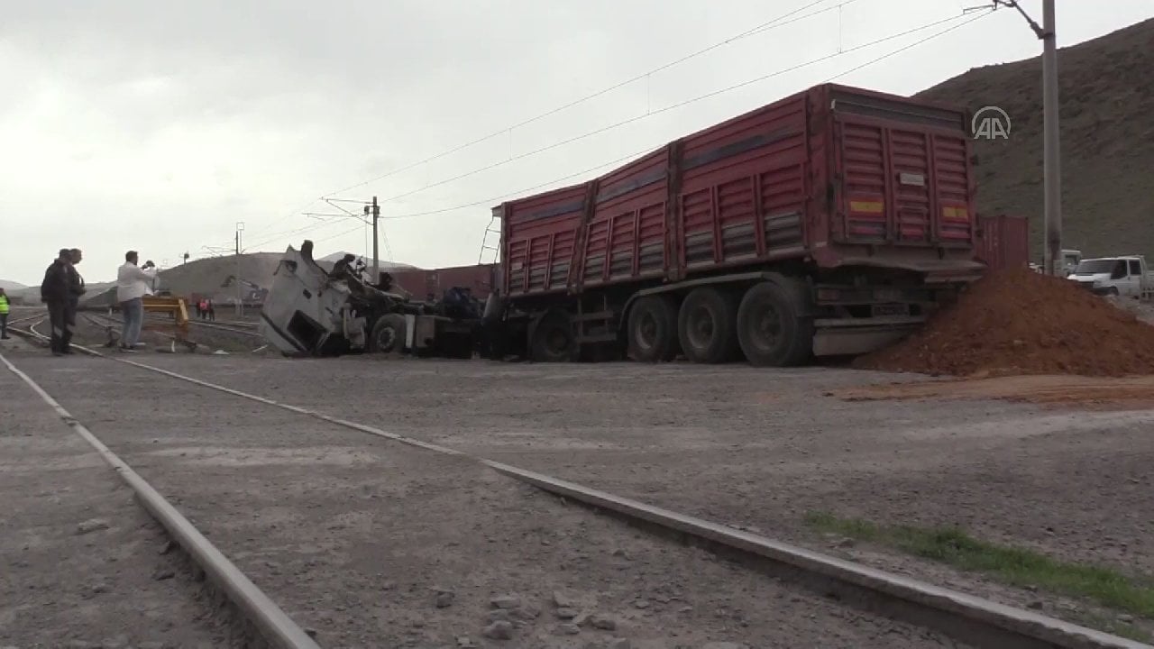 Geçiş olmamasına rağmen tren yoluna çıktı; lokomotif TIR'a çarptı