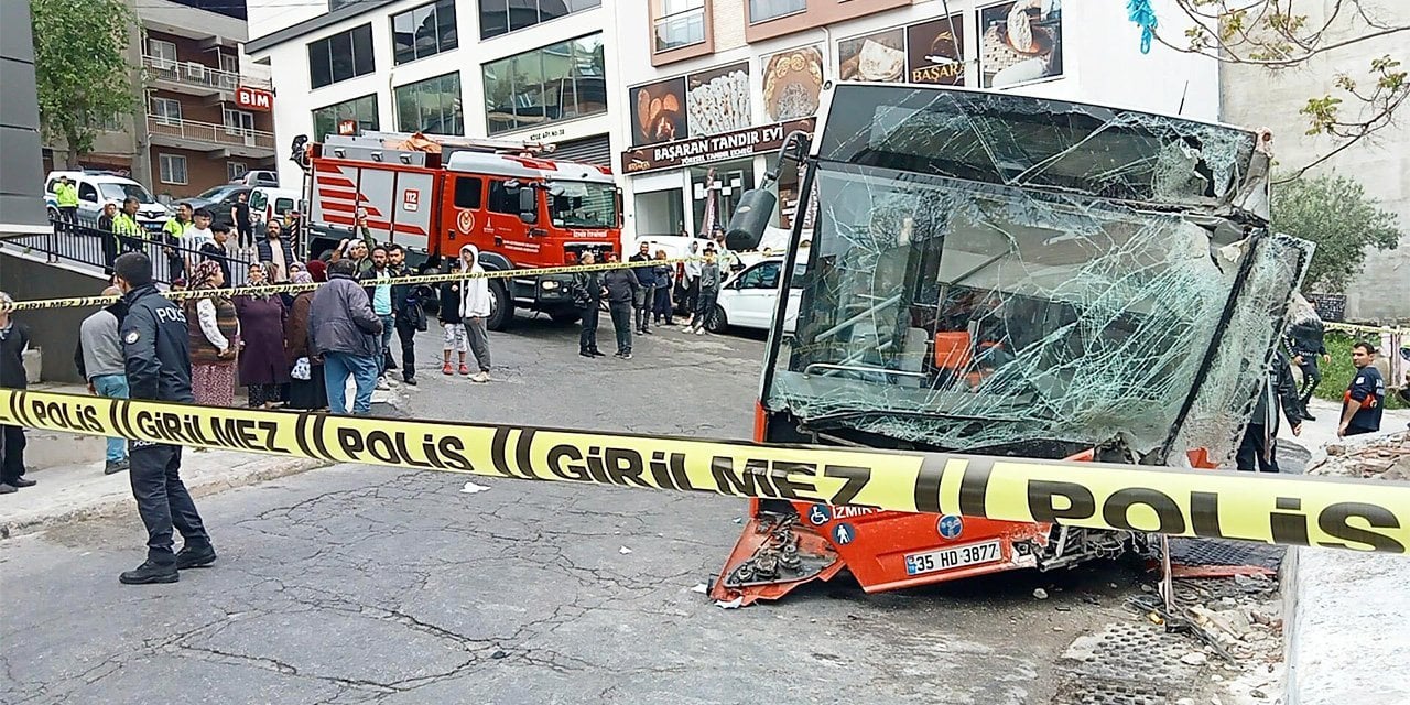 İzmir'de belediye otobüsü bahçe duvarına çarptı: 10 yaralı