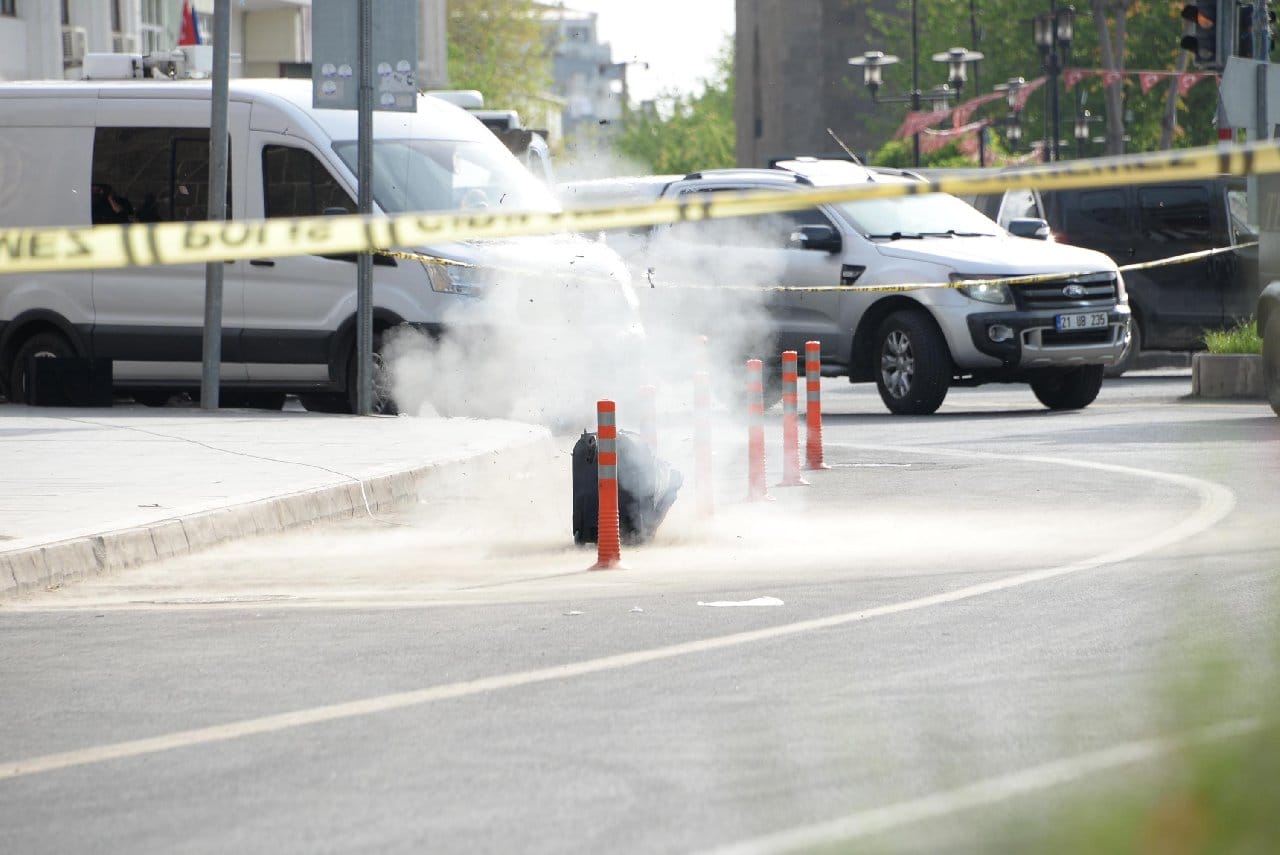 Cadde Ortasına Bırakılan Valiz Patlatıldı