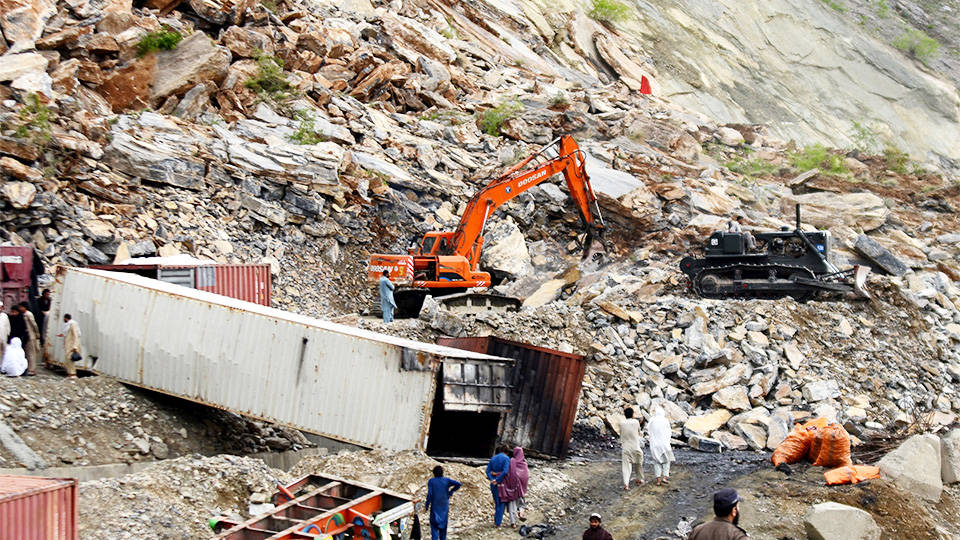 Pakistan'da 20'den fazla TIR toprak altında kaldı: 3 kişi öldü