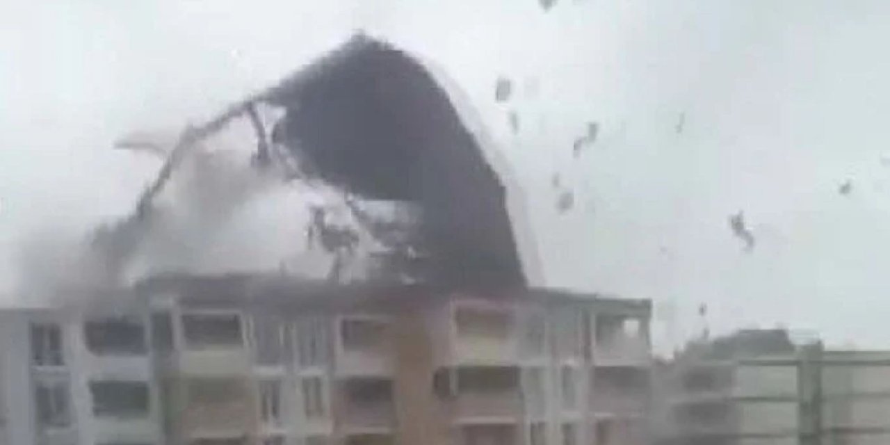 Korku dolu anlar: Kahramanmaraş'ta çatılar böyle uçtu