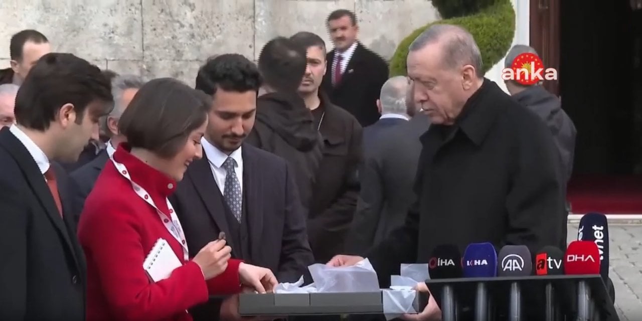 Erdoğan'dan gazetecilere 'bitter' ve 'sütlü' çikolata ikramı: "Kız, gel gel, bunu her yerde bulamazsın"