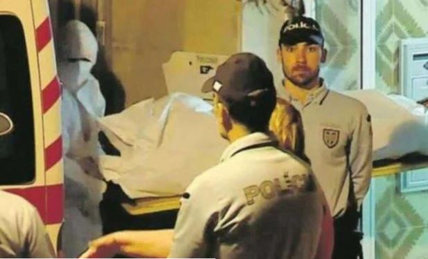 Babasının cesediyle 15 yıl birlikte yaşamış. Ölmüş babasına pijama giydirip yatağa yatırmış! Kötü kokular yayılınca ortaya çıktı