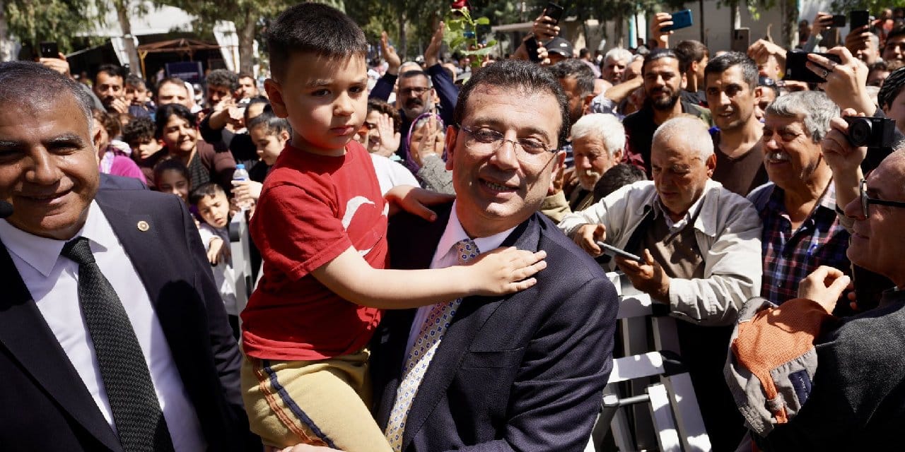 İmamoğlu: Bu ülkede çocuklarımızın hak ettikleri bayram sabahına uyanmaları için elimizden geleni yapacağız