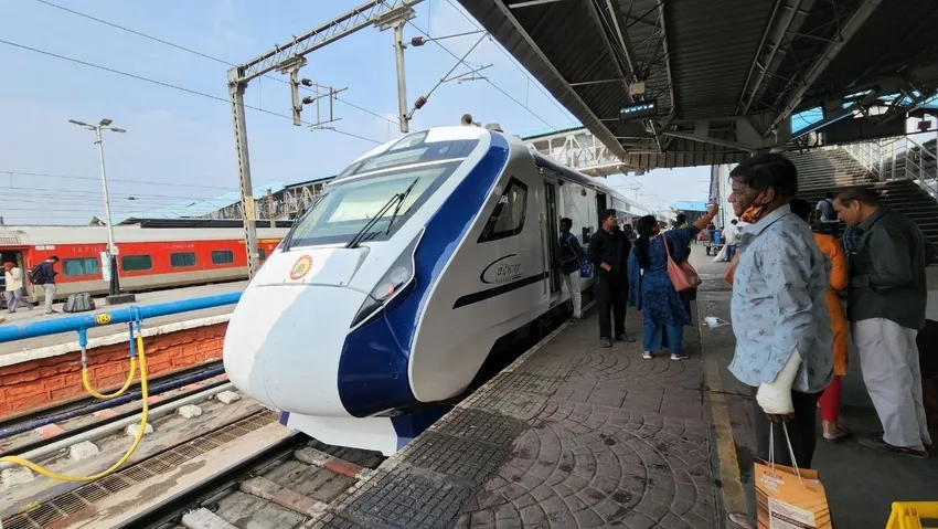 Tren ineğe çarptı, inek raylara tuvaletini yapan adamı öldürdü