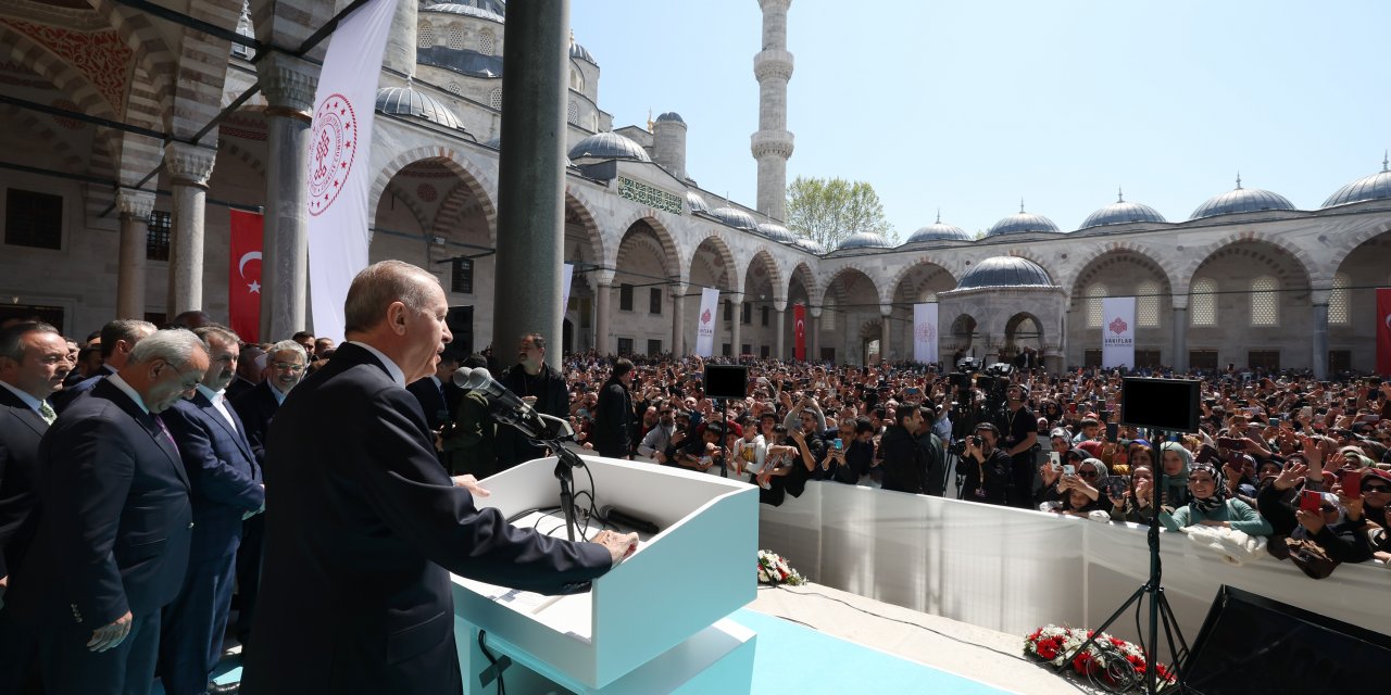 Erdoğan, cami avlusunu miting alanına çevirdi: Muhalefeti yuhalattı!