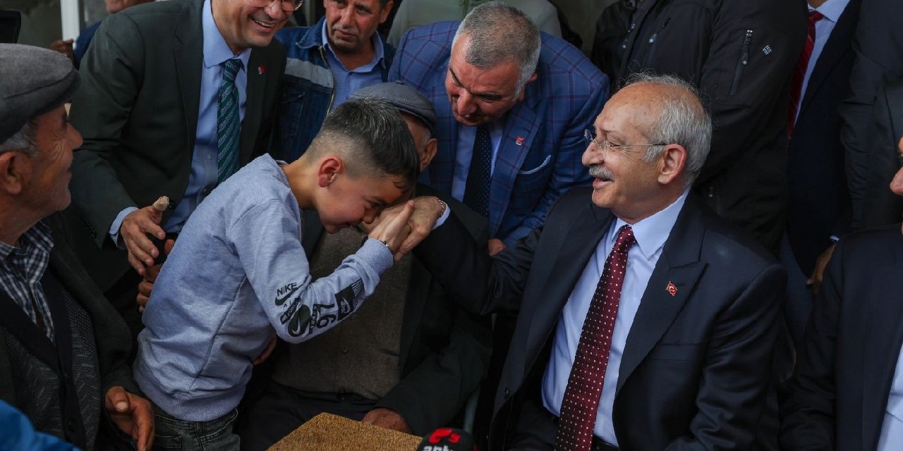 Kılıçdaroğlu'ndan elini öpmek isteyen çocuğa: Ben öpeyim