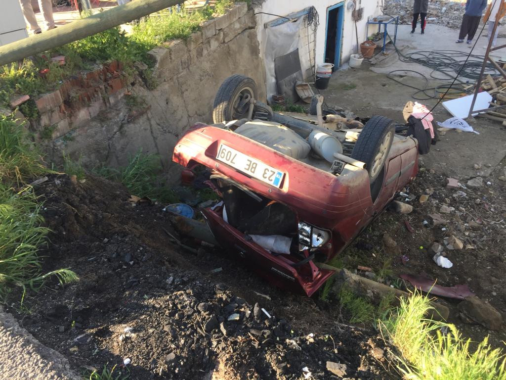 Elazığ'da Otomobil Şarampole Devrildi: 5 Yaralı