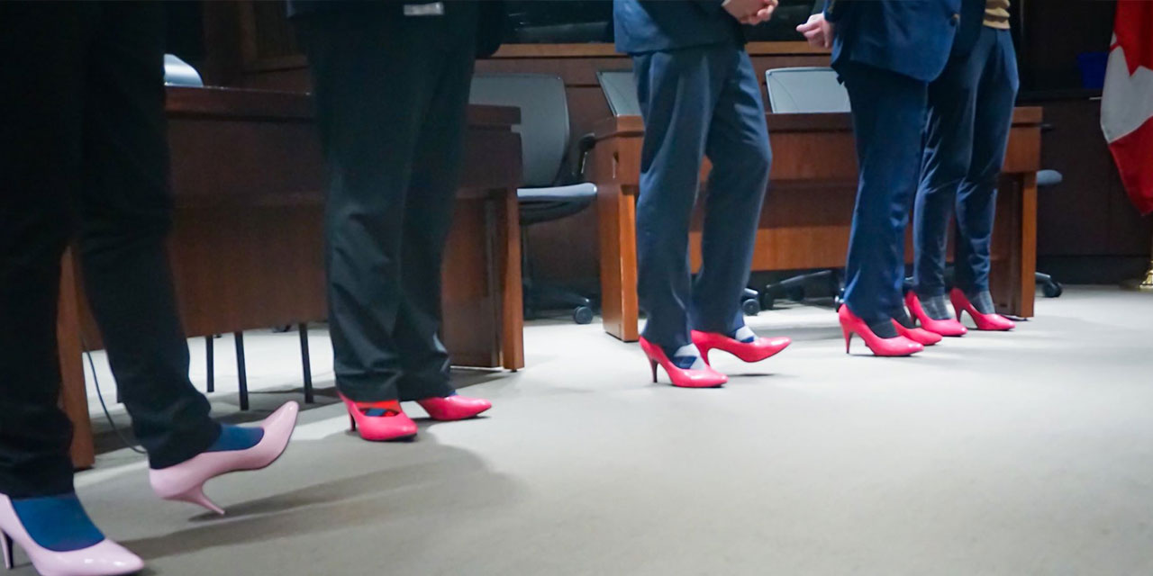 Erkek politikacılar topuklu ayakkabı giydi: 'Artık dikkatinizi çektiğime göre...'