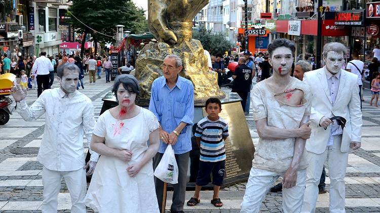 Sokak sanatçılarından ‘şiddete karşı’ canlı heykel duruşu