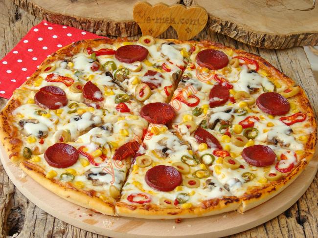 Evde pizza nasıl yapılır? Yumuşak hamurlu, karışık pizza nasıl yapılır? Evde pizza tarifi
