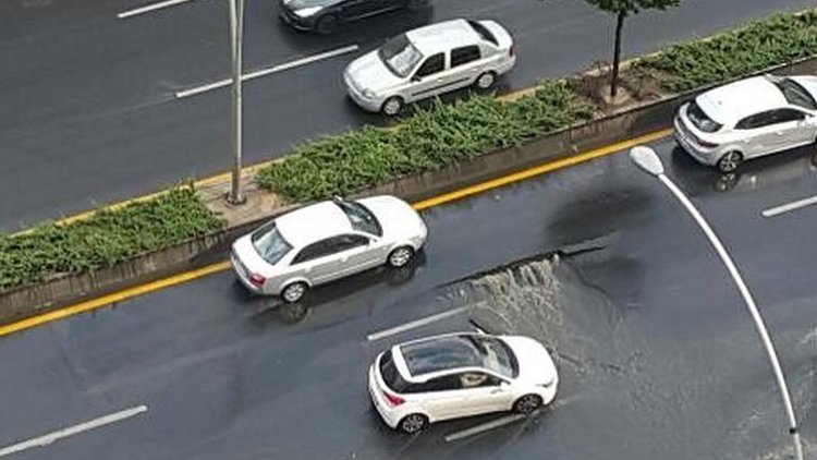Ankara'da sağanak yağış nedeniyle yol çöktü
