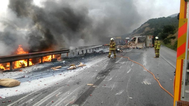 Susurluk'ta devrilen kamyon alev alev yandı