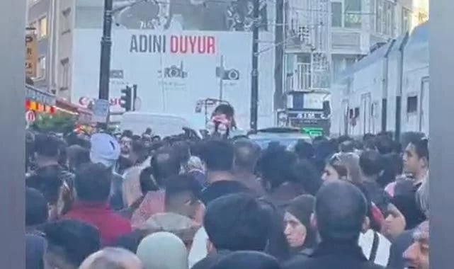 İstanbul'da vatandaş kalabalık arasında bebek arabasını böyle taşıdı