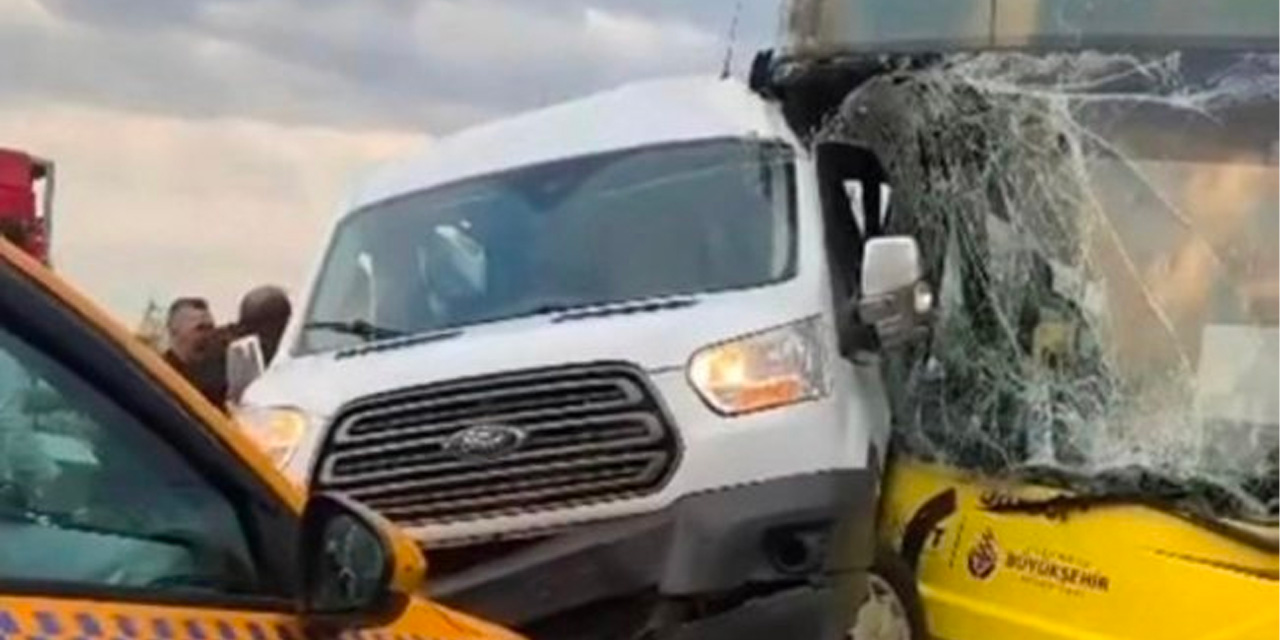 Pendik'te İETT otobüsü ile servis aracı çarpıştı, 5 kişi yaralandı