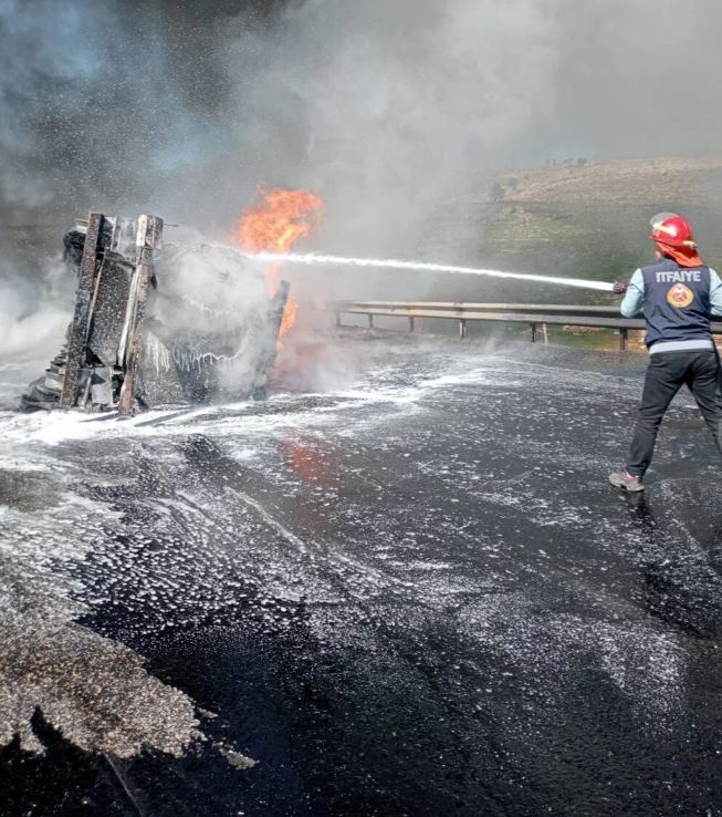 Şırnak'ta akaryakıt tankeriyle kamyonetin çarpıştığı kazada 1 kişi öldü, 5 kişi yaralandı