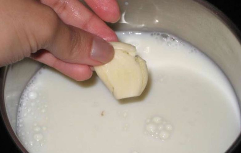 Bir yudumunda bile şifa saklı: Süte bir diş sarımsak ekleyip içmenin faydası bakın neymiş!