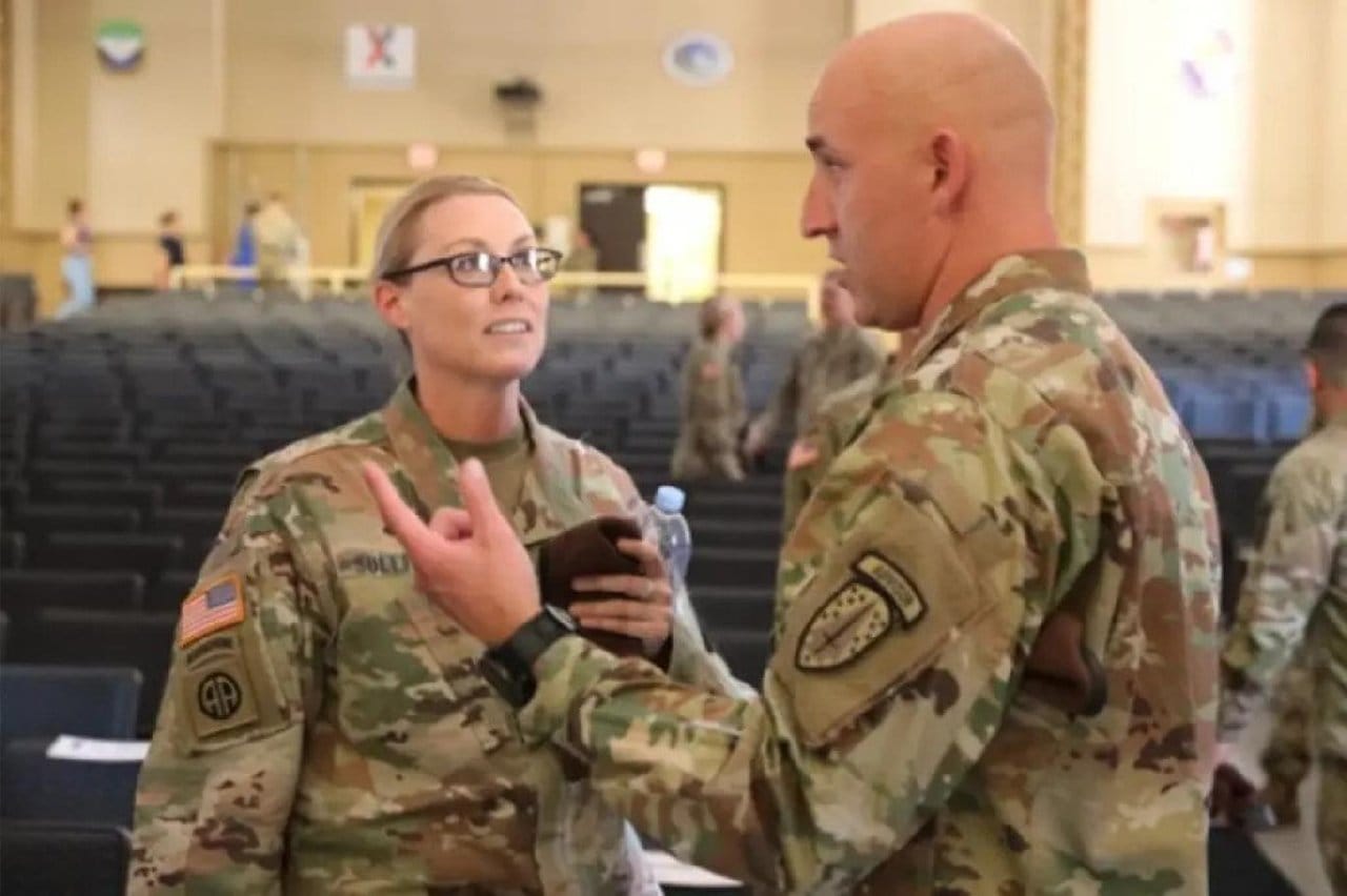 İçki içip erkek askerleri "zorla öpen" kadın komutan hakkında soruşturma başlatıldı